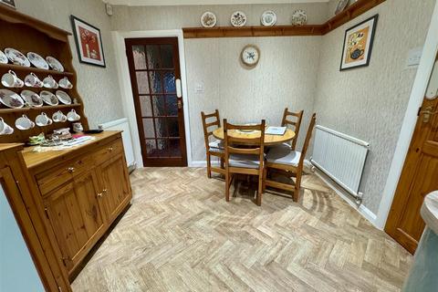 3 bedroom semi-detached house for sale, Ravenbank Road, Luton, LU2 8EJ
