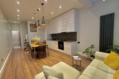 3 bedroom apartment for sale, Darwin Road, london, W5