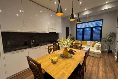 3 bedroom apartment for sale, Darwin Road, london, W5