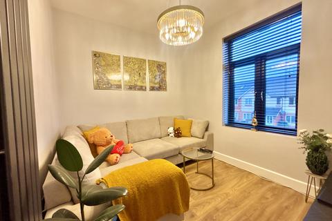 3 bedroom apartment for sale, Darwin Road, london, W5