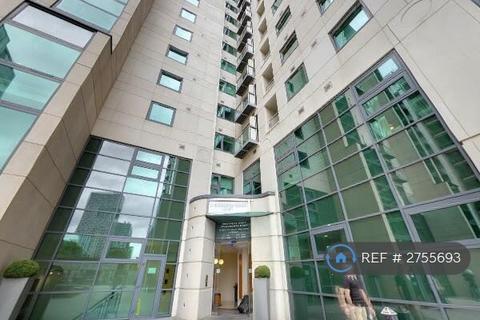 1 bedroom in a flat share to rent, Discovery Dock Apartments East, London, E14