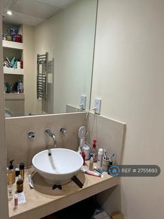 1 bedroom in a flat share to rent, Discovery Dock Apartments East, London, E14
