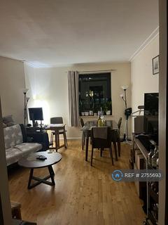 1 bedroom in a flat share to rent, Discovery Dock Apartments East, London, E14