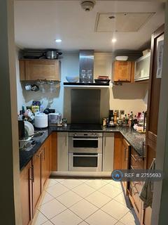 1 bedroom in a flat share to rent, Discovery Dock Apartments East, London, E14