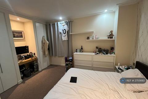 1 bedroom in a flat share to rent, Discovery Dock Apartments East, London, E14
