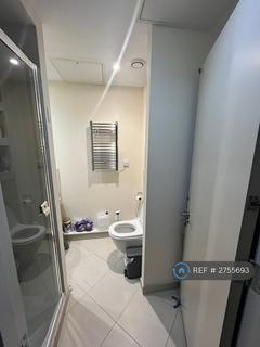 1 bedroom in a flat share to rent, Discovery Dock Apartments East, London, E14