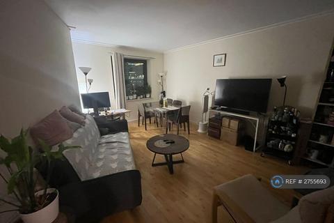 1 bedroom in a flat share to rent, Discovery Dock Apartments East, London, E14