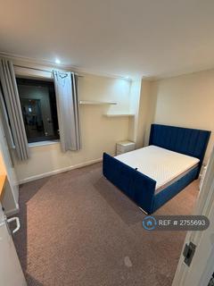 1 bedroom in a flat share to rent, Discovery Dock Apartments East, London, E14