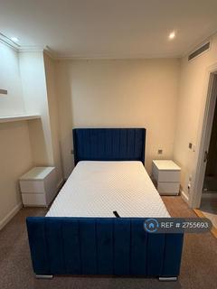 1 bedroom in a flat share to rent, Discovery Dock Apartments East, London, E14
