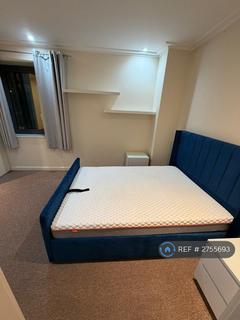 1 bedroom in a flat share to rent, Discovery Dock Apartments East, London, E14