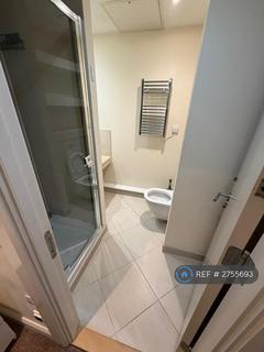 1 bedroom in a flat share to rent, Discovery Dock Apartments East, London, E14