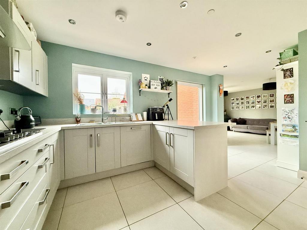 Kitchen1.jpg