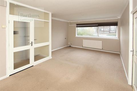 2 bedroom flat to rent, Spruce Way, Finchfield