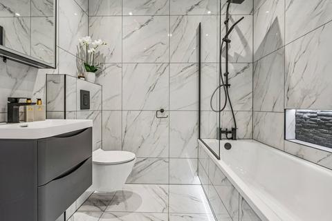2 bedroom flat for sale, Chiswick High Road, London W4