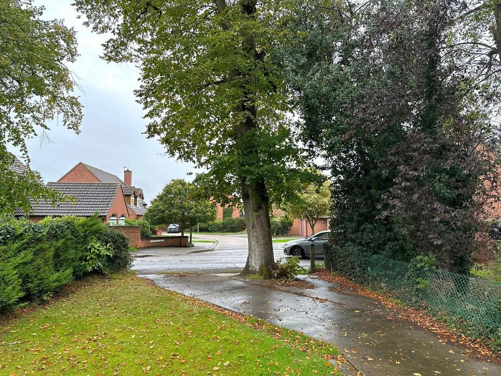 Large Driveway / Front Garden.jpg