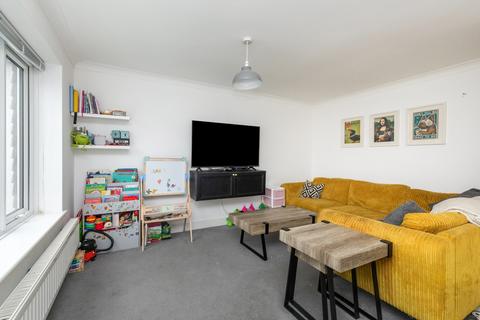 2 bedroom flat for sale, Swanborough Court - Central Shorham