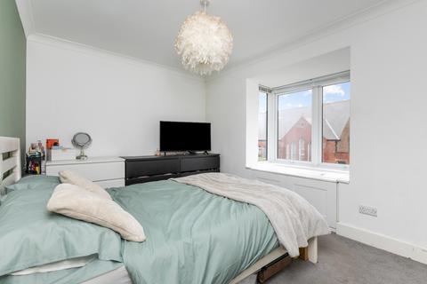 2 bedroom flat for sale, Swanborough Court - Central Shorham
