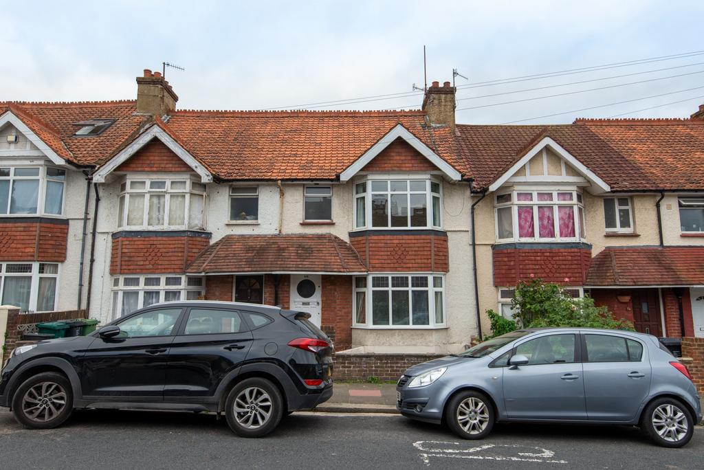 Charming terraced house with a tiled roof and b...