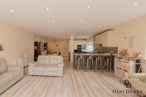 5 bedroom semi-detached house to rent, Windsor Avenue, Edgware HA8