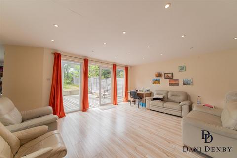 5 bedroom semi-detached house to rent, Windsor Avenue, Edgware HA8