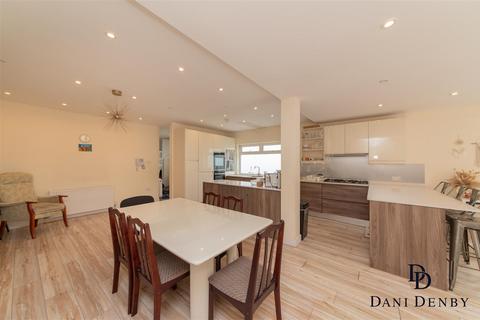 5 bedroom semi-detached house to rent, Windsor Avenue, Edgware HA8