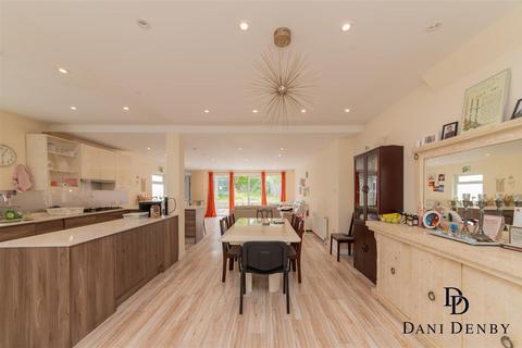 5 bedroom semi-detached house to rent, Windsor Avenue, Edgware HA8