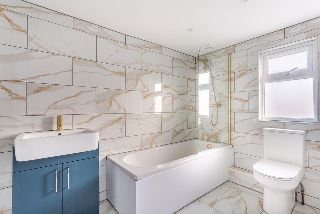 En-suite bathroom.jpg