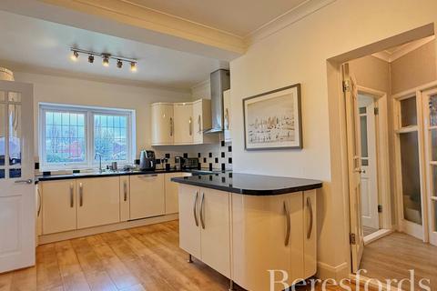 4 bedroom semi-detached house for sale, Elmhurst Drive, Hornchurch, RM11