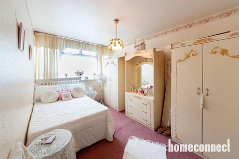 3 bedroom flat for sale, Carron Close, London E14