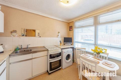 3 bedroom flat for sale, Carron Close, London E14