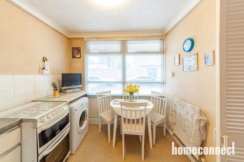 3 bedroom flat for sale, Carron Close, London E14