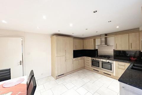 4 bedroom townhouse to rent, Dales Road, Borehamwood