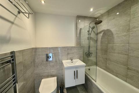 2 bedroom apartment to rent, Fleet Road, Fleet GU51