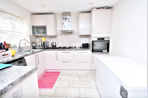 4 bedroom terraced house to rent, Cranmere Court Strood ME2