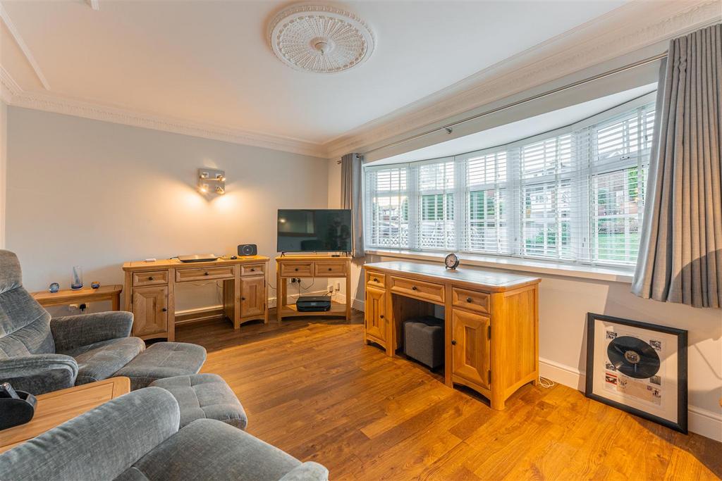Stoneleigh Close - by Visually Rich 00149-HDR.jpg