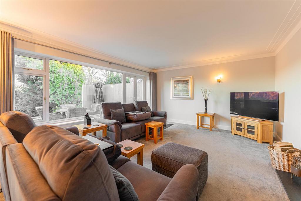 Stoneleigh Close - by Visually Rich 00047-HDR.jpg