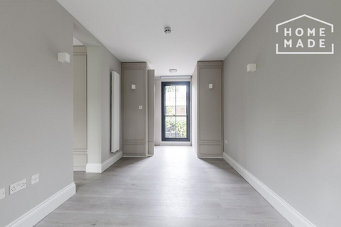 Flat to rent, 97 Russell Road, N13