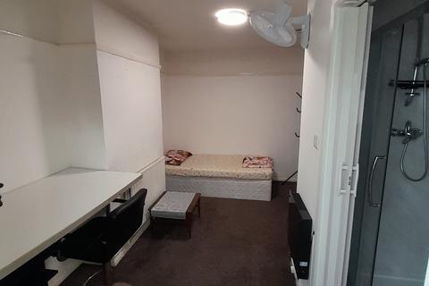 1 bedroom in a house share to rent, Stanwell Road, Feltham TW14