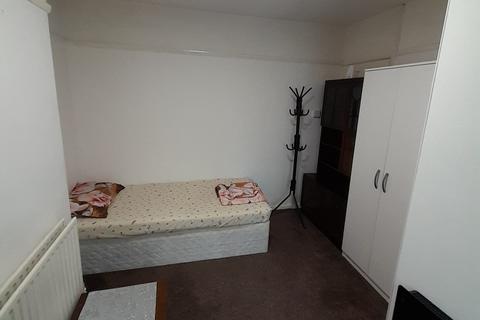 1 bedroom in a house share to rent, Stanwell Road, Feltham TW14