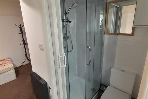 1 bedroom in a house share to rent, Stanwell Road, Feltham TW14