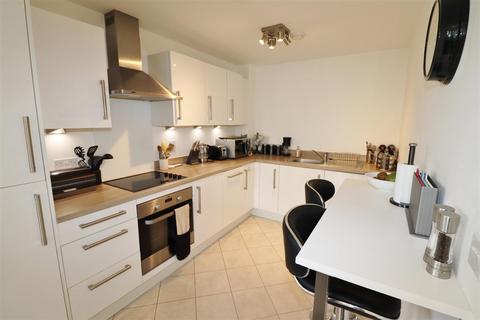 2 bedroom apartment to rent, Manor Way, Borehamwood