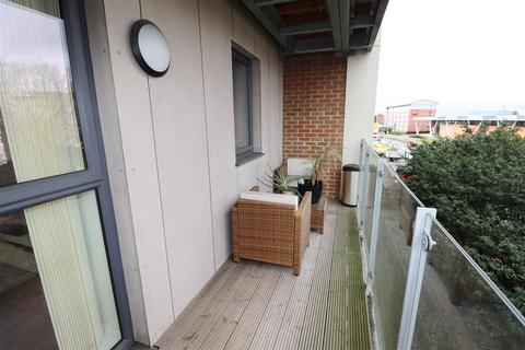 2 bedroom apartment to rent, Manor Way, Borehamwood