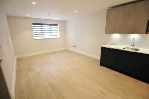 2 bedroom terraced house to rent, Watling Street, Radlett