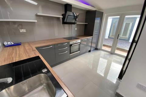 2 bedroom terraced house to rent, Ton Row, Ton Row Ton Pentre, Pentre, CF41