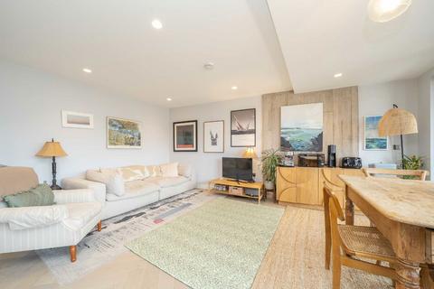2 bedroom flat to rent, Gransden Avenue, London E8