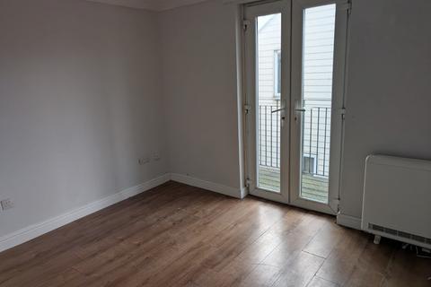 2 bedroom flat to rent, High Street, Clacton-On-Sea CO15