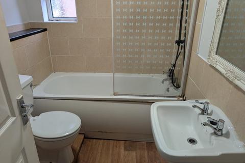 2 bedroom flat to rent, High Street, Clacton-On-Sea CO15