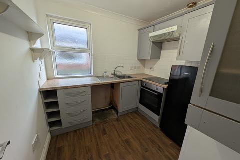 2 bedroom flat to rent, High Street, Clacton-On-Sea CO15