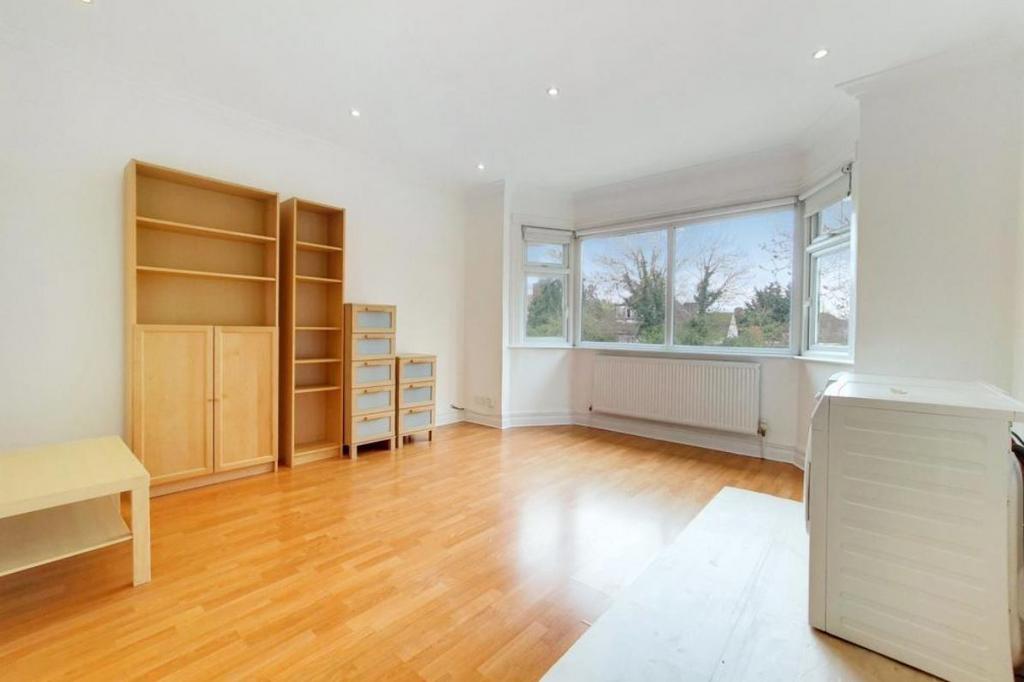 Split Level 2 Bedroom 2 Bathroom Flat in Golders