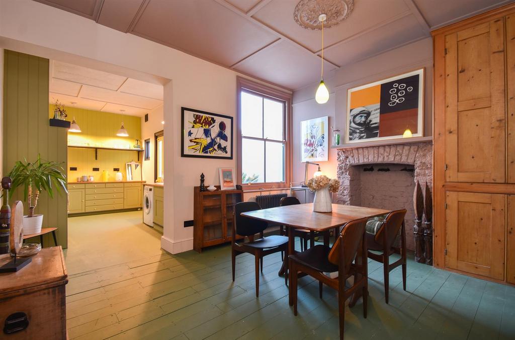 Kitchen &amp; dining space
